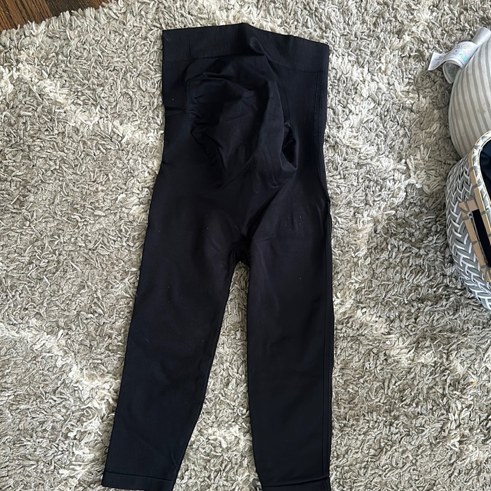 Blanqi Excellent condition maternity capris